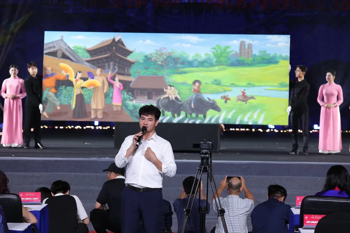 Đấu giá nghệ thuật tại Lễ hội Văn hóa Thế giới, ủng hộ đồng bào vùng lũ 2,5 tỷ đồng - Ảnh 1.
