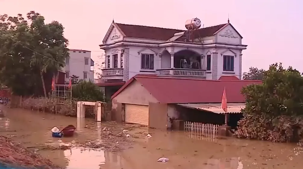 Hà Nội vận hành các trạm bơm, rút nước tại vùng ngập lụt - Ảnh 1.