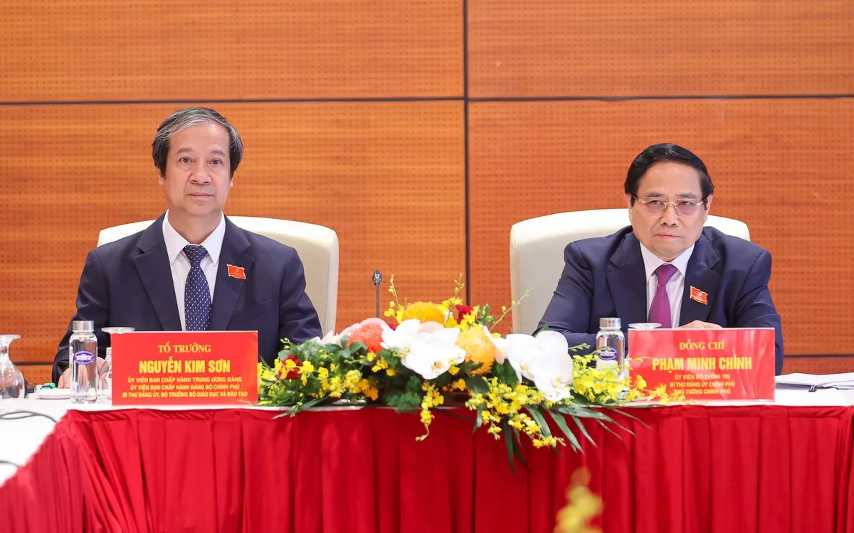Thủ tướng Phạm Minh Chính và Bộ trưởng Bộ Giáo dục và Đào tạo Nguyễn Kim Sơn thảo luận tại tổ về các văn kiện Đại hội và dự thảo các văn kiện trình Đại hội XIV của Đảng - Ảnh: VGP
 Thủ tướng Phạm Minh Chính và Bộ trưởng Bộ Giáo dục và Đào tạo Nguyễn Kim Sơn thảo luận tại tổ về các văn kiện Đại hội và dự thảo các văn kiện trình Đại hội XIV của Đảng - Ảnh: VGP