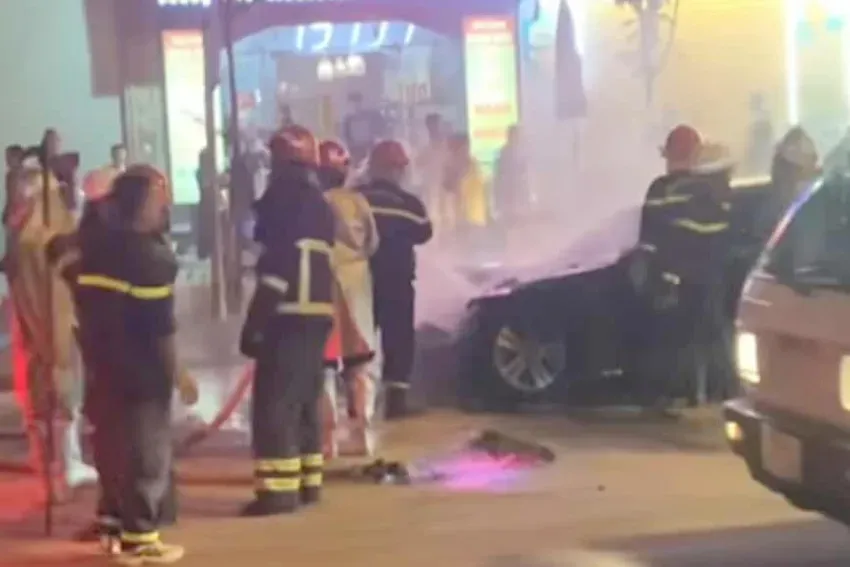 Xe ô tô Mercedes bốc cháy trên đường Hà Nội  - Ảnh 1.
