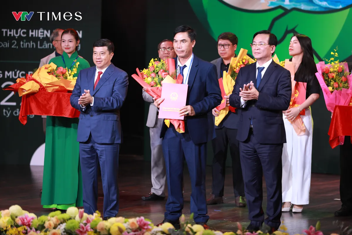Phó thủ tướng Thường trực Nguyễn Hòa Bình tham dự Hội nghị Xúc tiến đầu tư tỉnh Lâm Đồng 2025 - Ảnh 1.