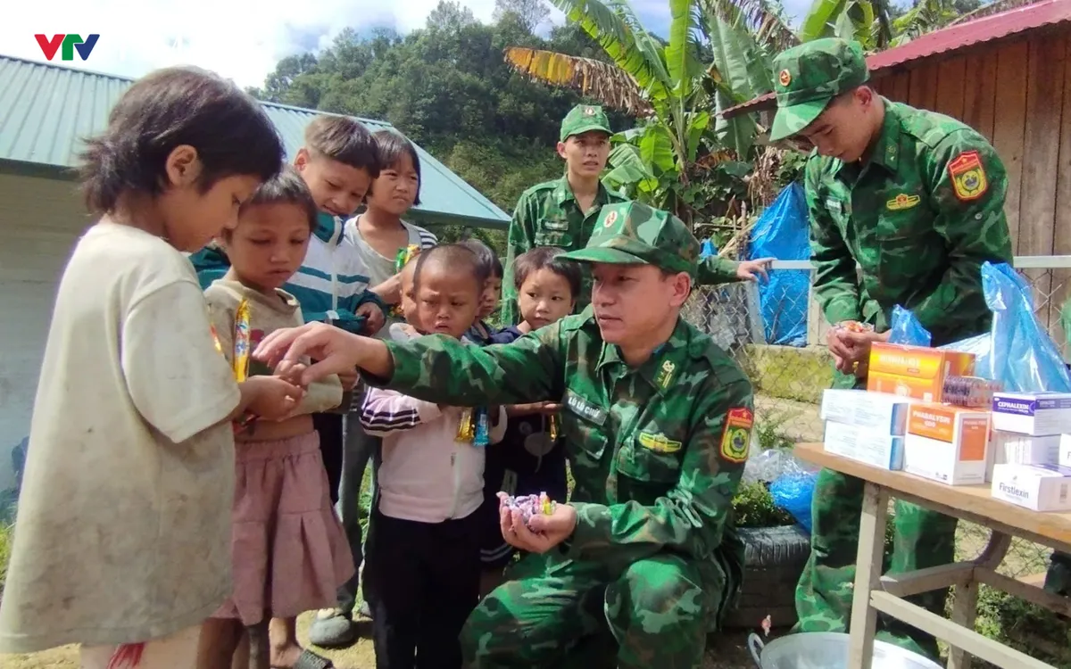 Trung tá Lù Lù Chừ, đồn trưởng đồn biên phòng Thu Lũm chia quà cho các em nhỏ. Ảnh: Hoàng Anh Trung tá Lù Lù Chừ, đồn trưởng đồn biên phòng Thu Lũm chia quà cho các em nhỏ. Ảnh: Hoàng Anh