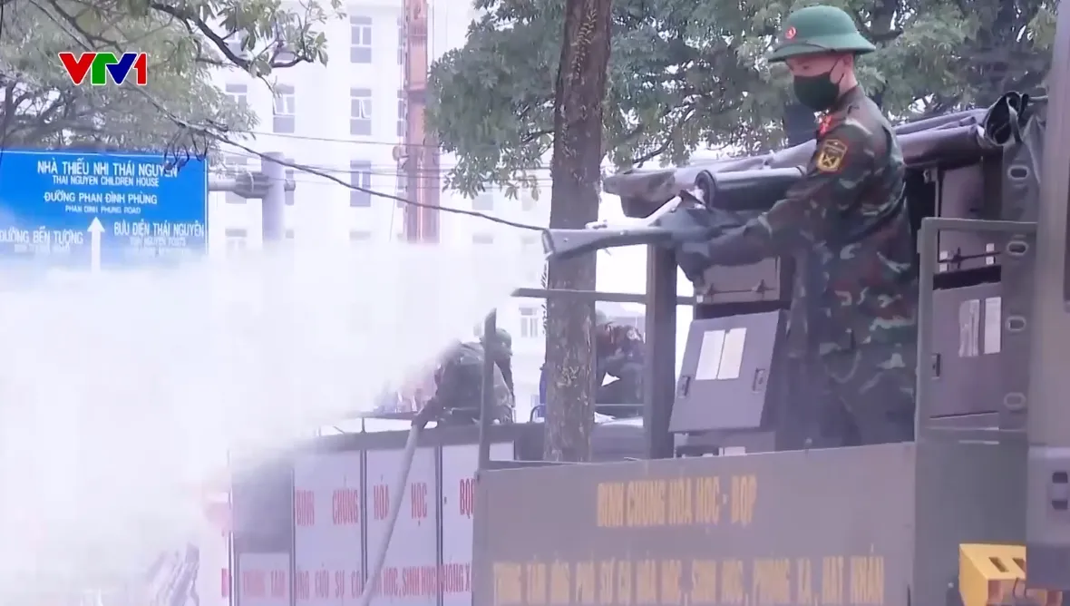 Quân đội phun khử khuẩn, tiêu độc, hỗ trợ nhân dân phòng dịch bệnh sau mưa lũ - Ảnh 1.