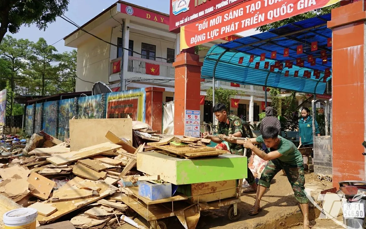 Trường Tiểu học Trưng Vương (tỉnh Thái Nguyên) ngổn ngang sau mưa lũ. Ảnh: VGP
 Trường Tiểu học Trưng Vương (tỉnh Thái Nguyên) ngổn ngang sau mưa lũ. Ảnh: VGP