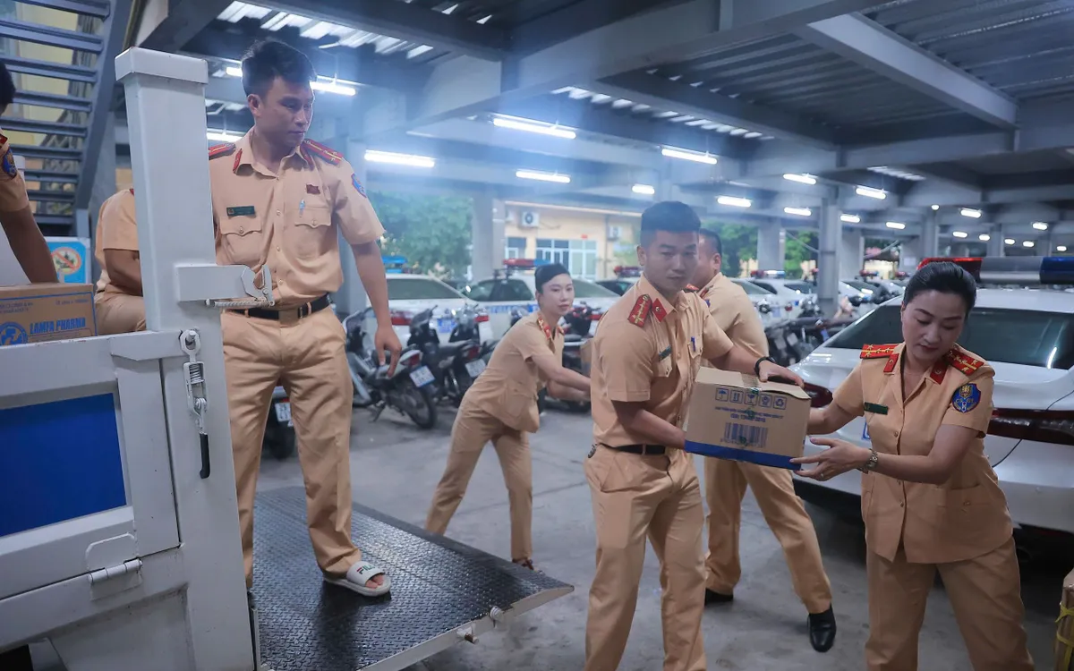 Sáng 12/10, Đoàn Thanh niên, Hội Phụ nũ Phòng CSGT chuẩn bị lương thực và các nhu yếu phẩm thiết yếu tiếp tế người dân vùng ngập. Sáng 12/10, Đoàn Thanh niên, Hội Phụ nũ Phòng CSGT chuẩn bị lương thực và các nhu yếu phẩm thiết yếu tiếp tế người dân vùng ngập.