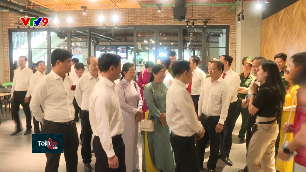 Đoàn Đại biểu Đại hội Đảng bộ TP. Hồ Chí Minh tham quan các công trình tiêu biểu