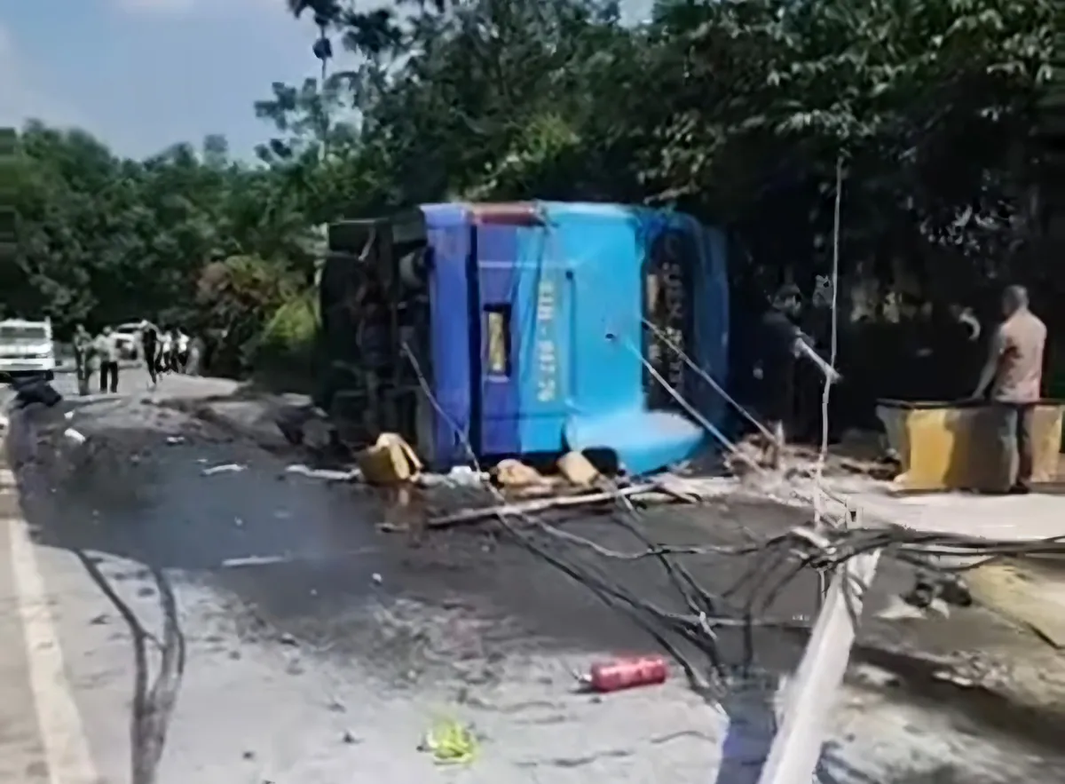 Xe khách mất lái lao vào taluy ở Lào Cai, 3 người tử vong, nhiều người bị thương - Ảnh 1.