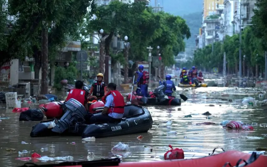 Lực lượng cứu hộ sơ tán người dân đi tránh lũ, ở huyện Dung Giang, tỉnh Quý Châu, Tây Nam Trung Quốc, ngày 28/6 (Ảnh: Tân Hoa Xã)