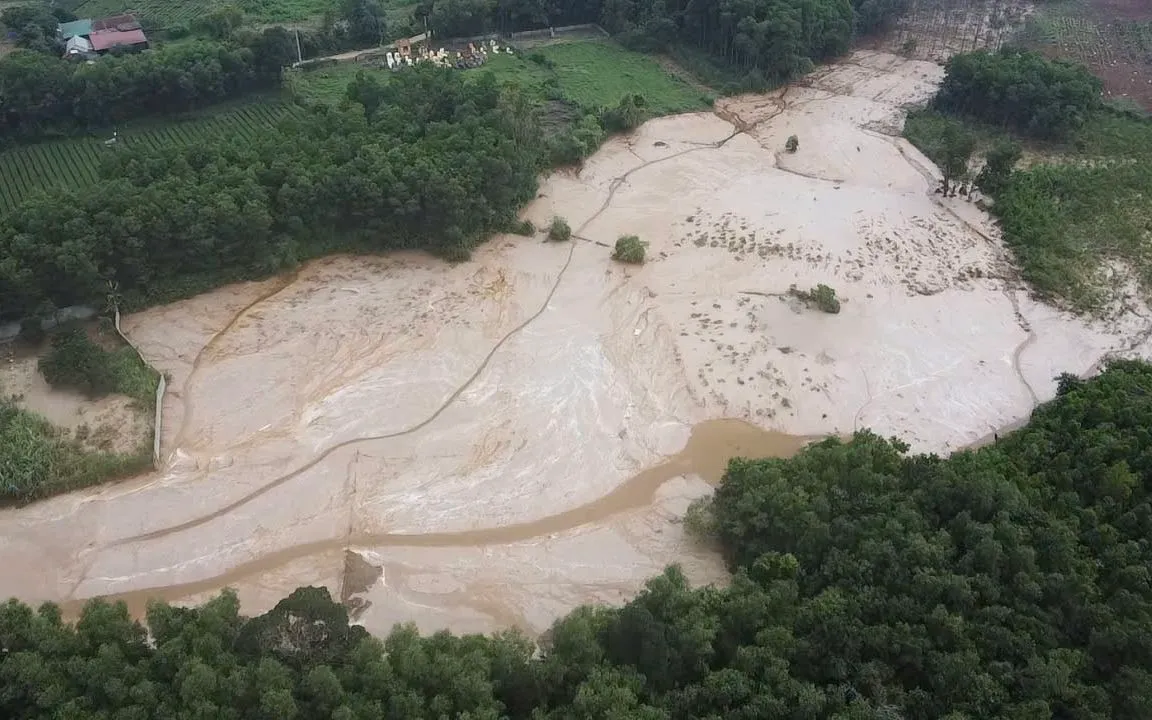 Hiện trường vụ vỡ hồ bùn thải nhìn từ trên cao.
