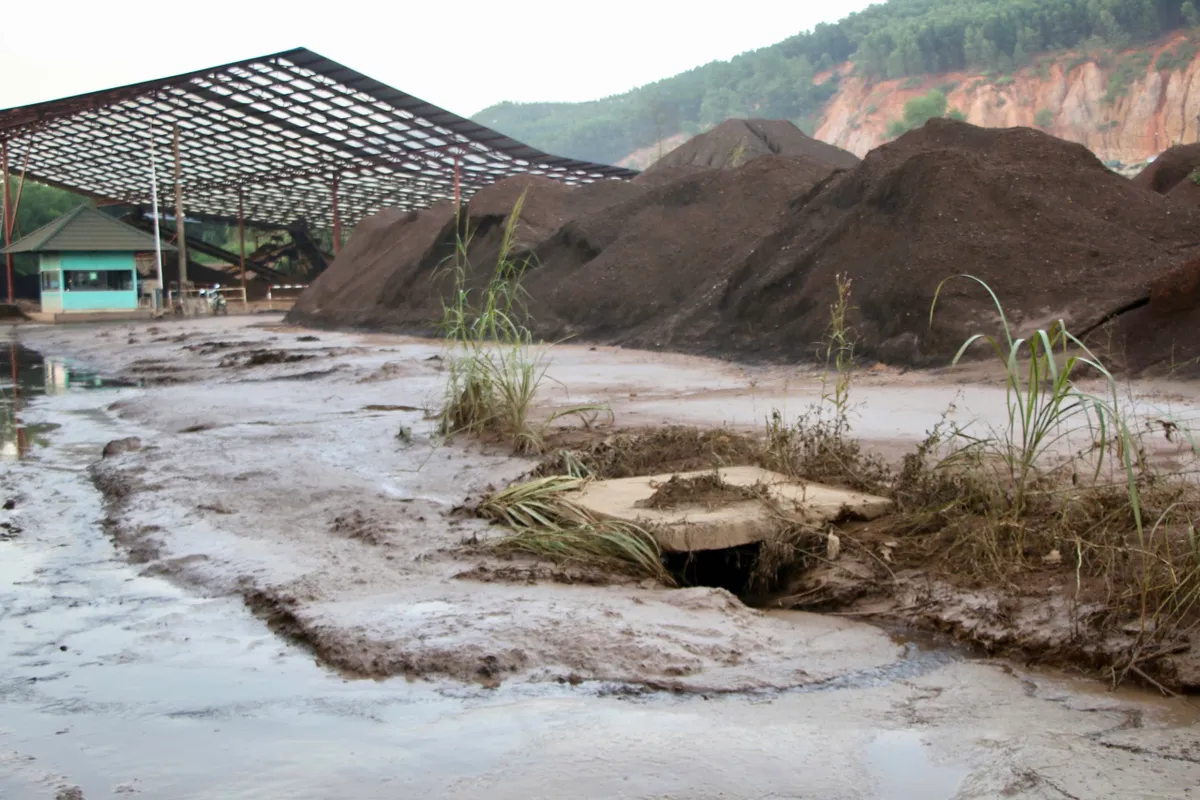 Thái Nguyên: Vỡ hồ bùn thải nhà máy luyện kim, bùn xám đặc quánh bủa vây khu dân cư, bốc mùi nồng nặc - Ảnh 5.