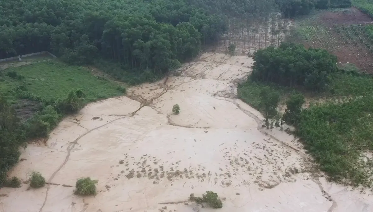 Thái Nguyên: Vỡ hồ bùn thải nhà máy luyện kim, bùn xám đặc quánh bủa vây khu dân cư, bốc mùi nồng nặc - Ảnh 6.