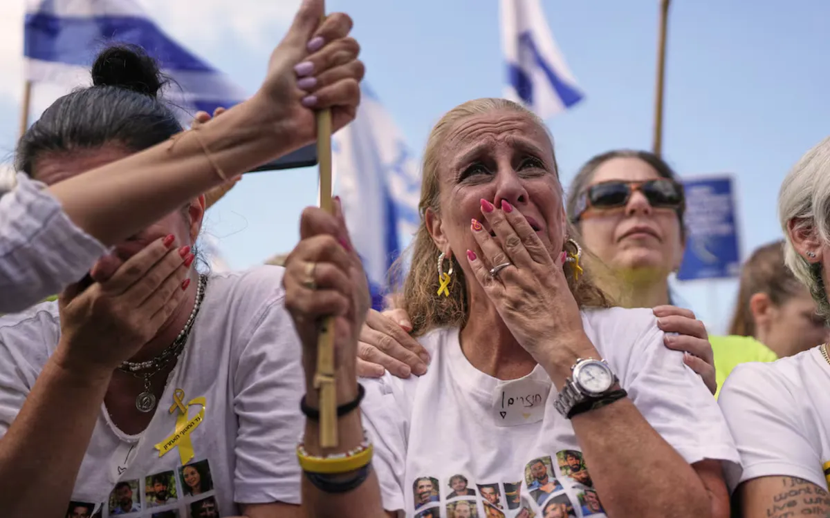 Người dân ở Tel Aviv theo dõi chương trình phát sóng trực tiếp cảnh các con tin Israel được thả khỏi Gaza tại Quảng trường Con tin, ngày 13/10/2025 (Ảnh: AP) Người dân ở Tel Aviv theo dõi chương trình phát sóng trực tiếp cảnh các con tin Israel được thả khỏi Gaza tại Quảng trường Con tin, ngày 13/10/2025 (Ảnh: AP)