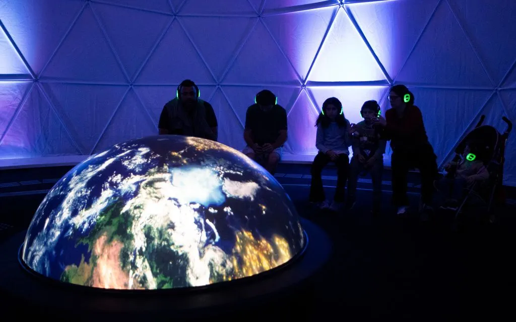 Khách tham quan trải nghiệm không gian "The Lumisphere Experience" tại Bảo tàng Tương lai ở Rio de Janeiro, trước thềm Hội nghị COP30, ngày 9/10/2025 (Ảnh: AP) Khách tham quan trải nghiệm không gian "The Lumisphere Experience" tại Bảo tàng Tương lai ở Rio de Janeiro, trước thềm Hội nghị COP30, ngày 9/10/2025 (Ảnh: AP)