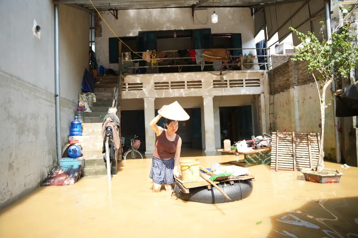 Xã Trung Giã (Hà Nội) vẫn còn 2 thôn bị cô lập - Ảnh 2.