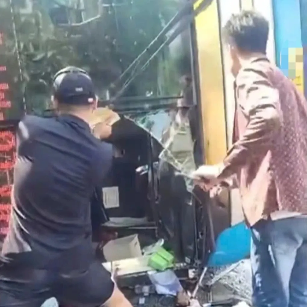 Xe khách mất lái lao vào taluy ở Lào Cai, 3 người tử vong, nhiều người bị thương - Ảnh 2.