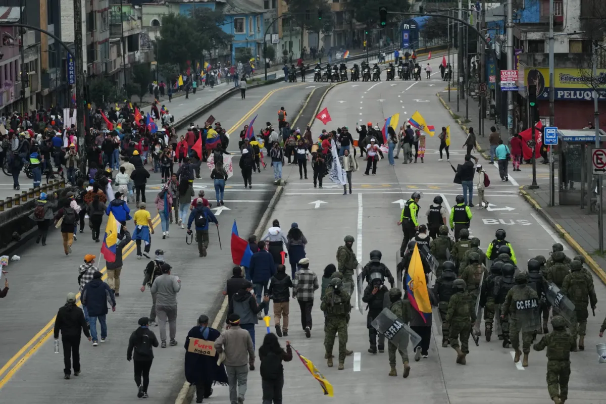 Ecuador rúng động bởi làn sóng biểu tình dẫn đến đụng độ bạo lực- Ảnh 1. Ecuador rúng động bởi làn sóng biểu tình dẫn đến đụng độ bạo lực- Ảnh 1.