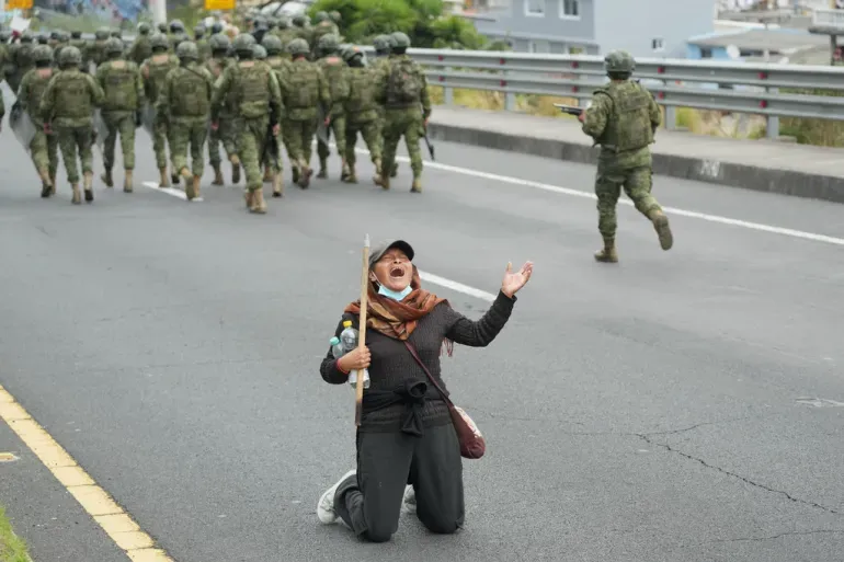 Ecuador rúng động bởi làn sóng biểu tình dẫn đến đụng độ bạo lực- Ảnh 3. Ecuador rúng động bởi làn sóng biểu tình dẫn đến đụng độ bạo lực- Ảnh 3.