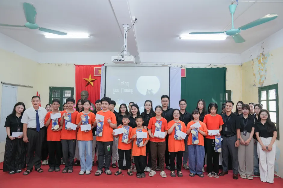 Bác sĩ Vũ Trọng Tiến và trung thu cho trẻ em khiếm thính- Ảnh 1. Bác sĩ Vũ Trọng Tiến và trung thu cho trẻ em khiếm thính- Ảnh 1.