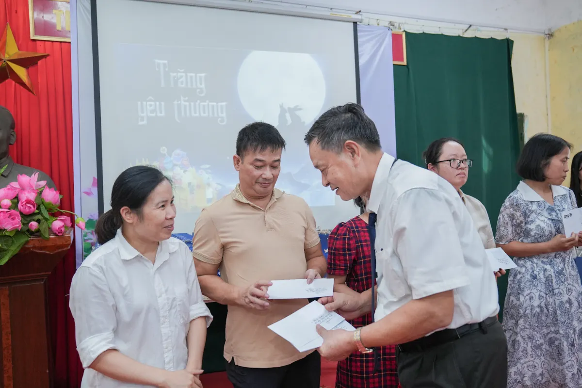 Bác sĩ Vũ Trọng Tiến và trung thu cho trẻ em khiếm thính- Ảnh 2. Bác sĩ Vũ Trọng Tiến và trung thu cho trẻ em khiếm thính- Ảnh 2.