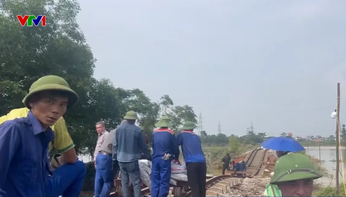 Khắc phục xong sạt lở tuyến đường sắt Hà Nội - Thái Nguyên- Ảnh 1.