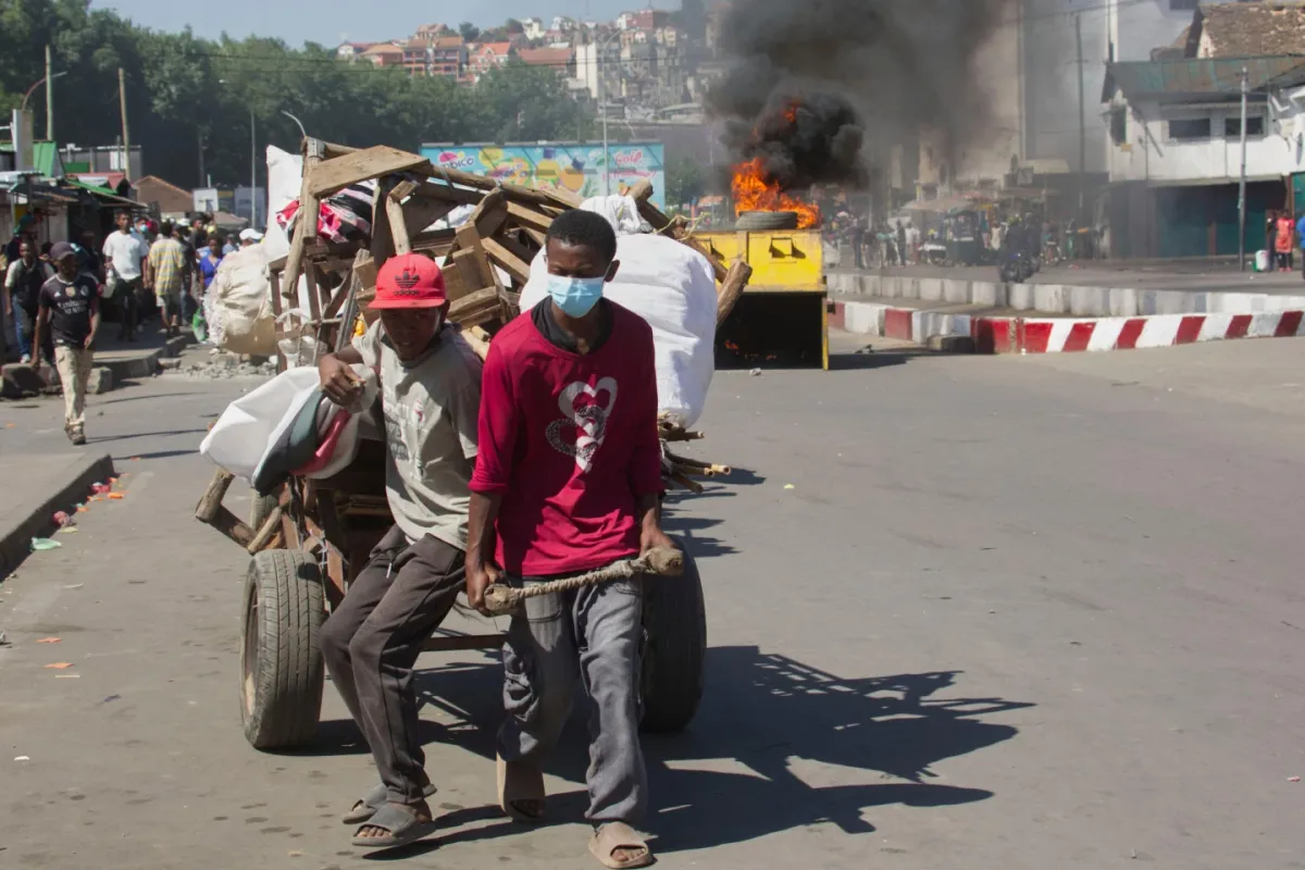 Madagascar đối mặt nguy cơ đảo chính sau làn sóng biểu tình- Ảnh 1. Madagascar đối mặt nguy cơ đảo chính sau làn sóng biểu tình- Ảnh 1.