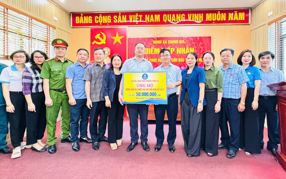 Bí thư Đảng ủy, Chủ tịch HĐND phường Đống Đa Nguyễn Ngọc Việt trao tiền ủng hộ cho xã Trung Giã. Bí thư Đảng ủy, Chủ tịch HĐND phường Đống Đa Nguyễn Ngọc Việt trao tiền ủng hộ cho xã Trung Giã.