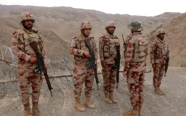 Binh lính Pakistan đứng gác tại đồn Ikram ở Chaman, tại biên giới Pakistan - Afghanistan (Ảnh: EPA)