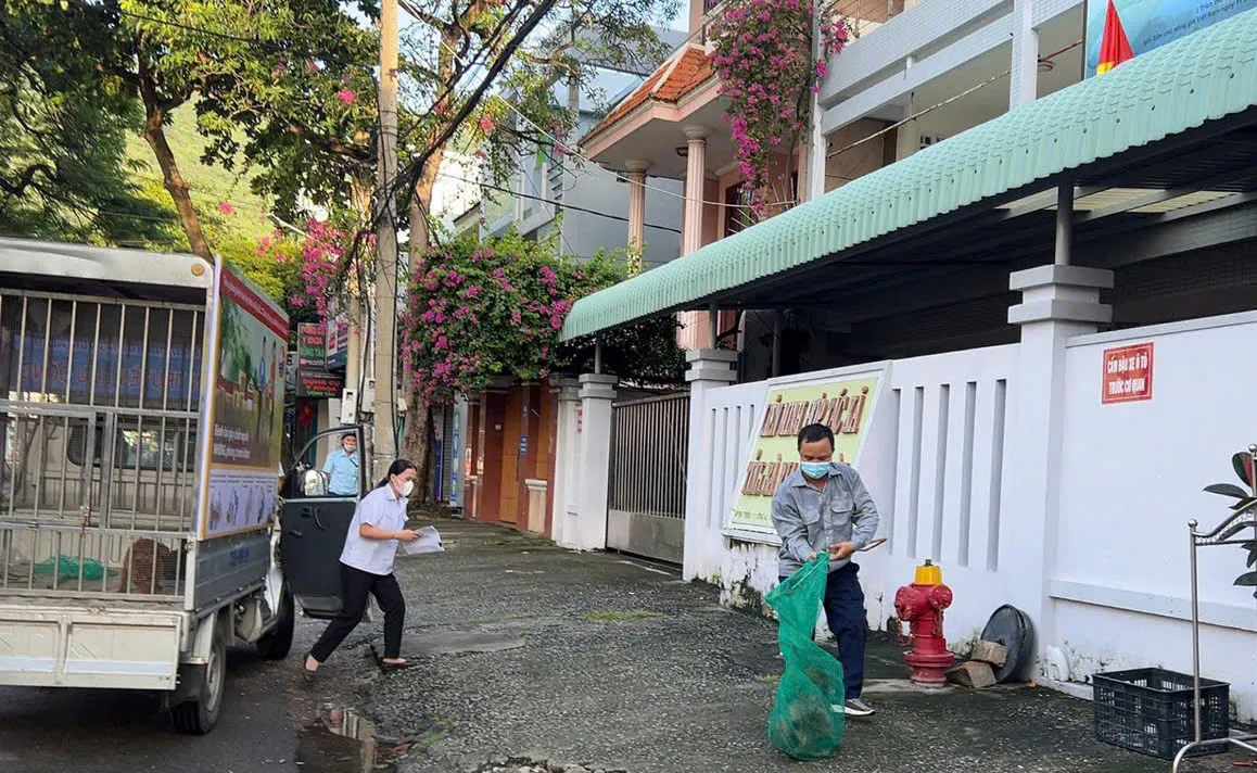 TP Hồ Chí Minh: Phường Vũng Tàu ra quân bắt chó thả rông ngăn ngừa bệnh dại - Ảnh 1.