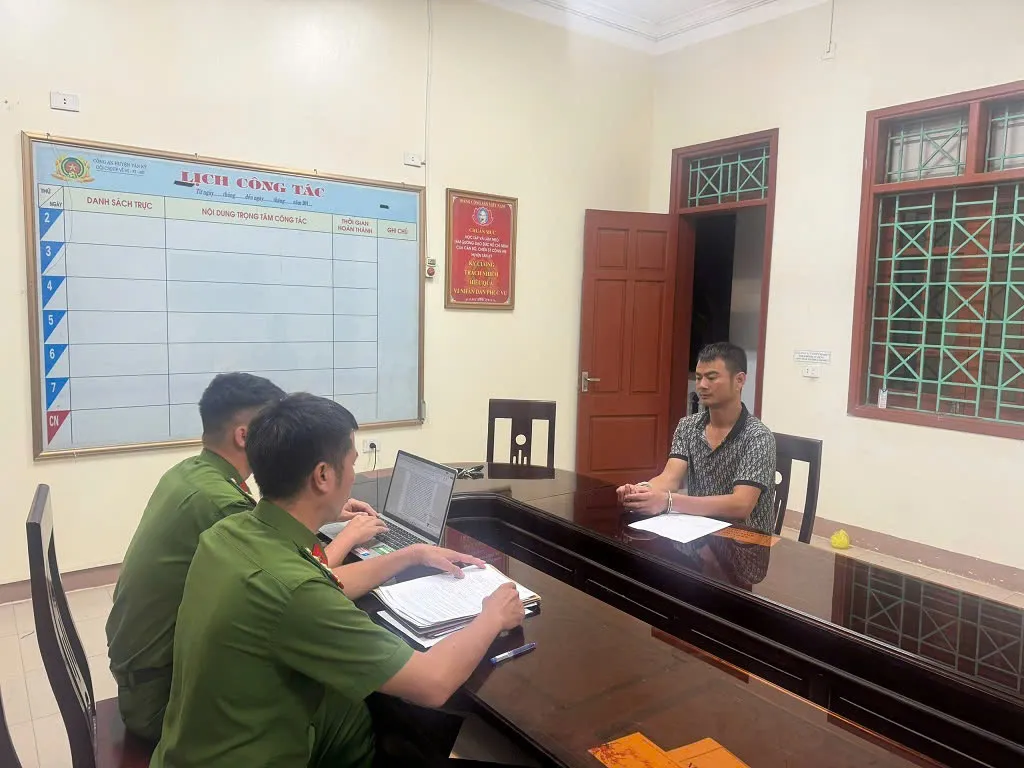 Khởi tố đối tượng bắt tài xế xe buýt bắt quỳ gối giữa đường, rồi dùng thắt lưng đánh - Ảnh 1.