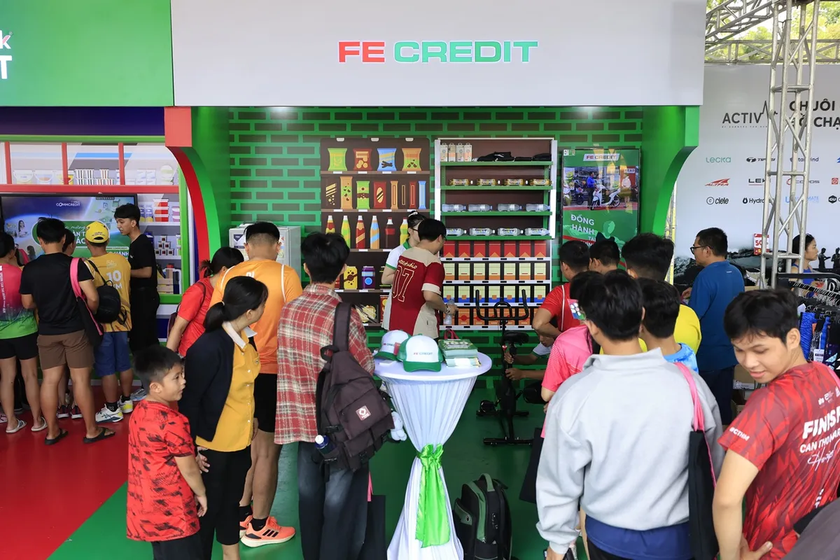 FE CREDIT truyền cảm hứng "sống khỏe - tài chính chủ động" tại giải Marathon Đất Sen Hồng 2025- Ảnh 3. FE CREDIT truyền cảm hứng "sống khỏe - tài chính chủ động" tại giải Marathon Đất Sen Hồng 2025- Ảnh 3.