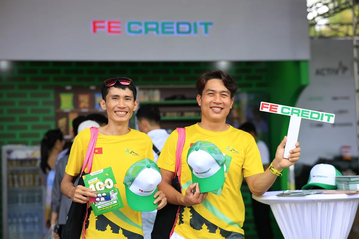 FE CREDIT truyền cảm hứng "sống khỏe - tài chính chủ động" tại giải Marathon Đất Sen Hồng 2025- Ảnh 4. FE CREDIT truyền cảm hứng "sống khỏe - tài chính chủ động" tại giải Marathon Đất Sen Hồng 2025- Ảnh 4.