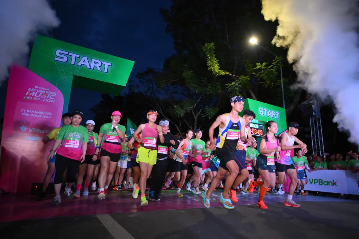 FE CREDIT truyền cảm hứng "sống khỏe - tài chính chủ động" tại giải Marathon Đất Sen Hồng 2025- Ảnh 5. FE CREDIT truyền cảm hứng "sống khỏe - tài chính chủ động" tại giải Marathon Đất Sen Hồng 2025- Ảnh 5.