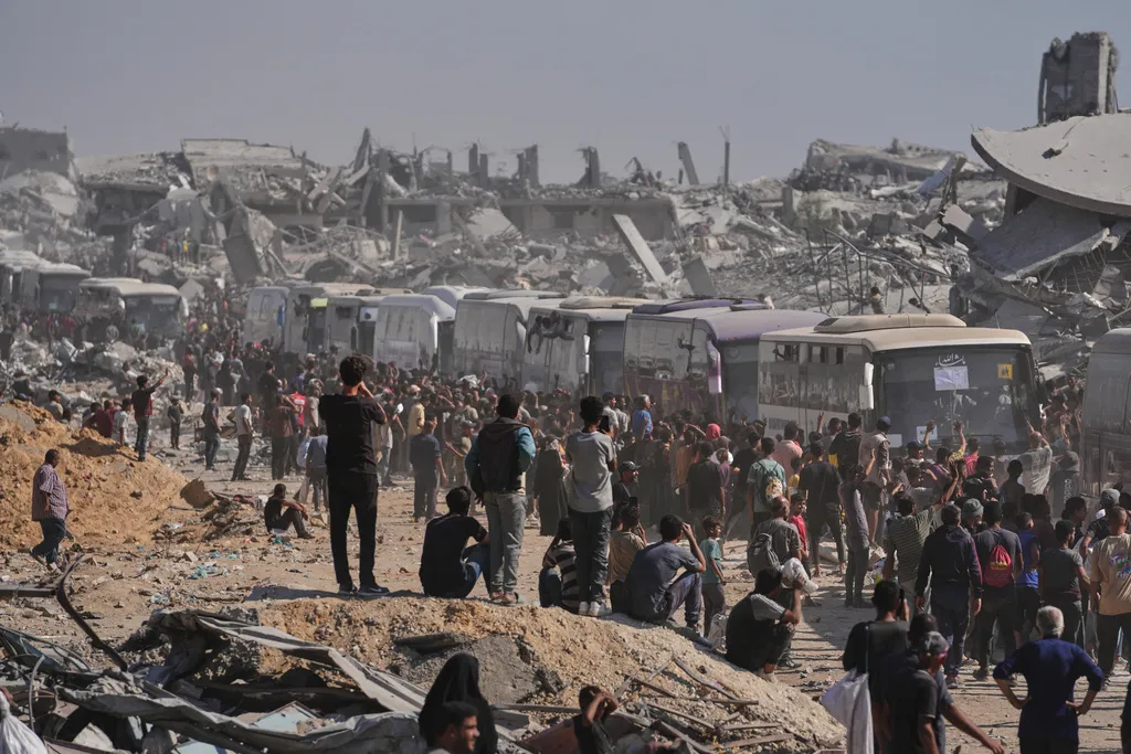 Ký kết thỏa thuận hòa bình, mở đầu chặng đường tái thiết Gaza - Ảnh 1.