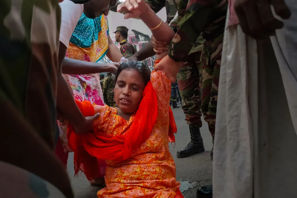 Người thân nạn nhân ngất xỉu gần hiện trường vụ cháy ở Mirpur, Dhaka, Bangladesh. Người thân nạn nhân ngất xỉu gần hiện trường vụ cháy ở Mirpur, Dhaka, Bangladesh.