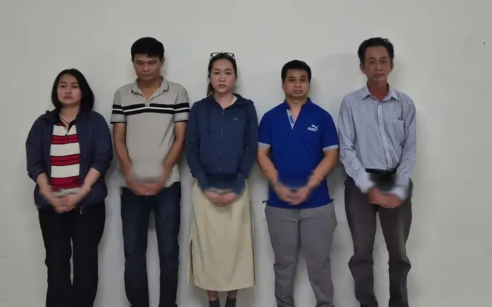Phạm Thị Quyên, Bùi Đức Nhiên, Nguyễn Thạch Thảo Nguyên, Nguyễn Hoàng Thái Dương, Nguyễn Minh Dũng (từ trái qua) Phạm Thị Quyên, Bùi Đức Nhiên, Nguyễn Thạch Thảo Nguyên, Nguyễn Hoàng Thái Dương, Nguyễn Minh Dũng (từ trái qua)