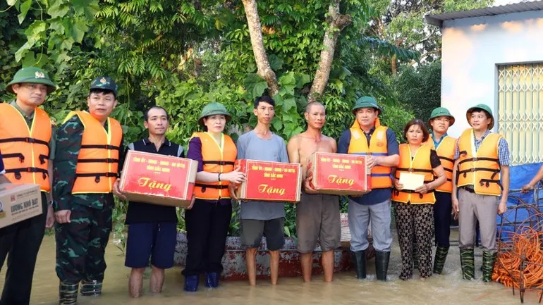 Bắc Ninh khẩn trương hồi sinh đời sống người dân và kinh tế vùng lũ  - Ảnh 7.