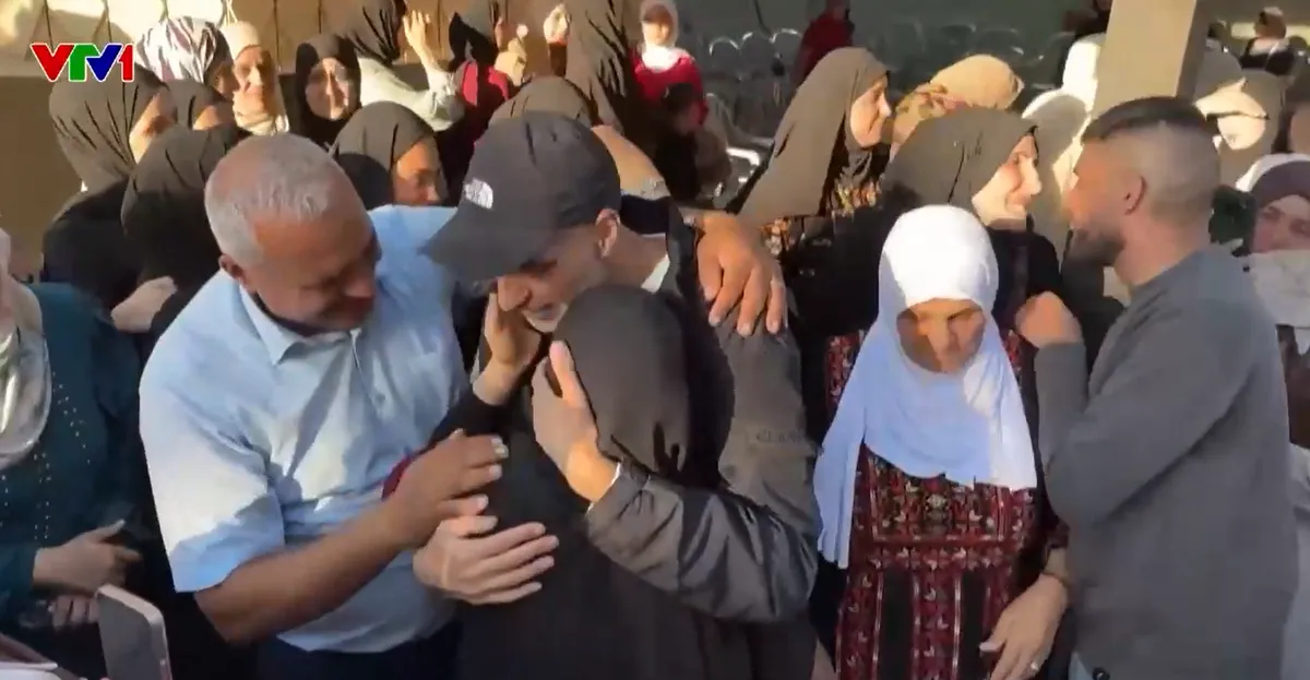 Các con tin Israel và tù nhân Palestine đoàn tụ với gia đình sau nhiều ngày chờ đợi - Ảnh 1.