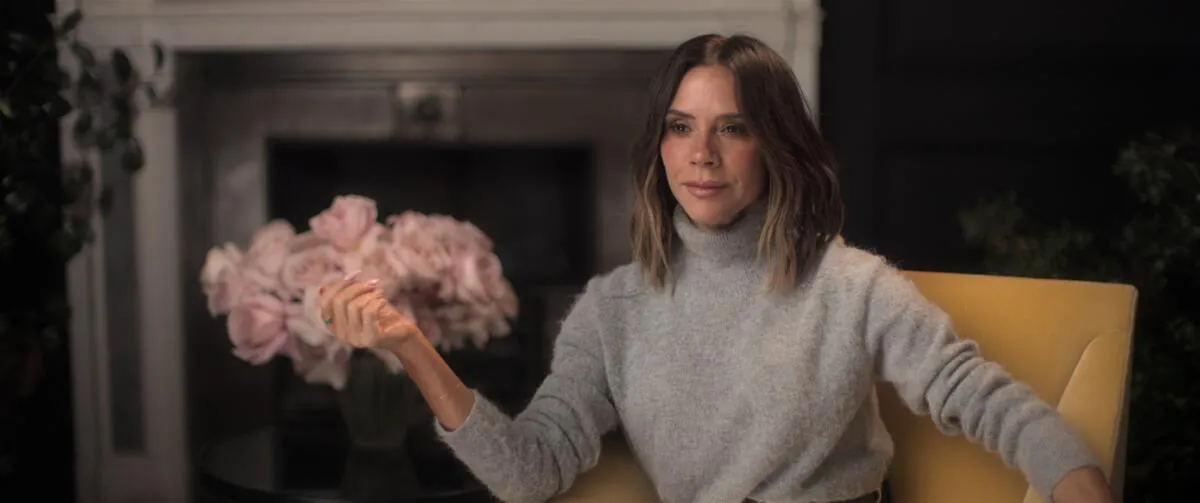 &ldquo;Victoria Beckham: Khi vẻ h&agrave;o nho&aacute;ng kh&ocirc;ng cứu nổi sự nhạt nh&ograve;a&rdquo; - Ảnh 1.