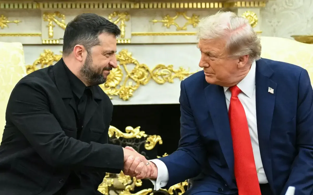 Tổng thống Volodymyr Zelensky và Tổng thống Donald Trump bắt tay nhau trong cuộc gặp tại Phòng Bầu dục của Nhà Trắng, ngày 18/8/2025 (Ảnh: AFP) Tổng thống Volodymyr Zelensky và Tổng thống Donald Trump bắt tay nhau trong cuộc gặp tại Phòng Bầu dục của Nhà Trắng, ngày 18/8/2025 (Ảnh: AFP)