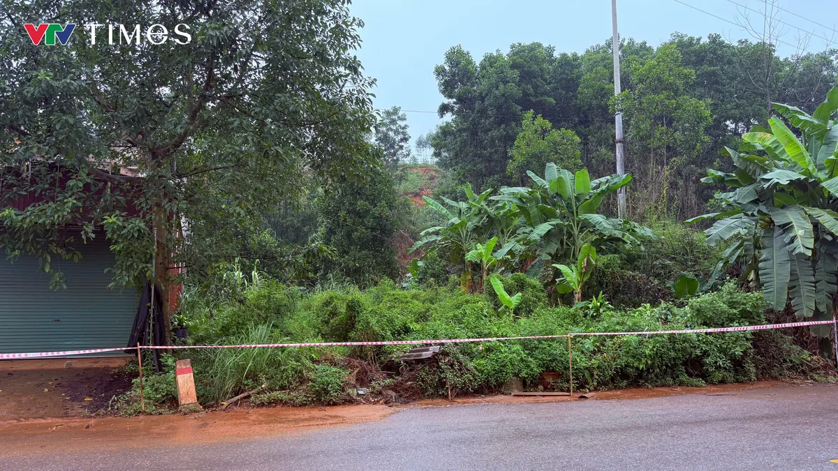 Thái Nguyên: Xuất hiện vết nứt lớn tại bãi thải mỏ sắt, di dời khẩn cấp người dân - Ảnh 1.