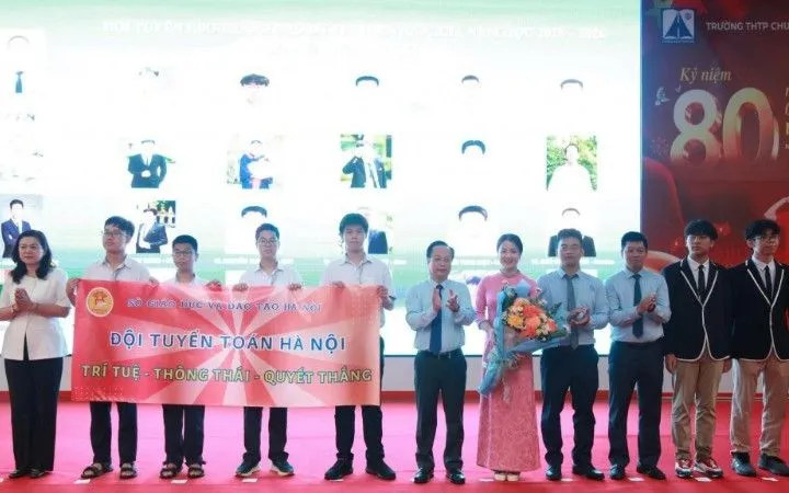 Đội tuyển Toán và các lãnh đạo Sở Giáo dục và Đào tạo Hà Nội (Ảnh: Sở Giáo dục và Đào tạo Hà Nội)
 Đội tuyển Toán và các lãnh đạo Sở Giáo dục và Đào tạo Hà Nội (Ảnh: Sở Giáo dục và Đào tạo Hà Nội)