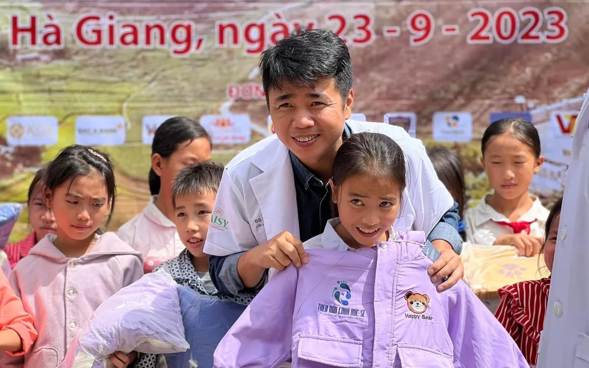Thầy thuốc ưu tú, bác sĩ Nguyễn Thế Lương cùng các em nhỏ vùng cao trong một chuyến đi thiện nguyện. Thầy thuốc ưu tú, bác sĩ Nguyễn Thế Lương cùng các em nhỏ vùng cao trong một chuyến đi thiện nguyện.