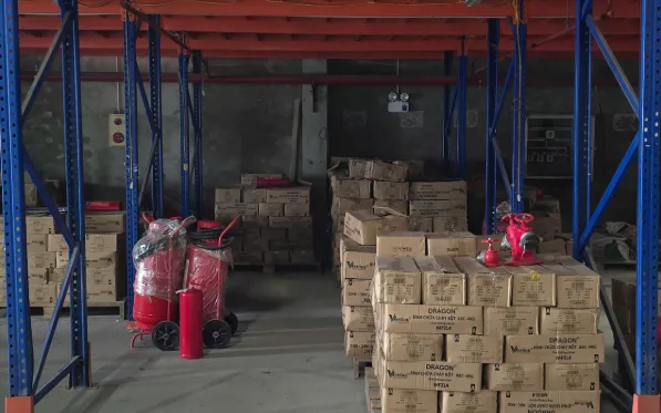 Kiểm tra tại kho hàng, thu giữ nhiều bình chữa cháy giả.  Ảnh: Cổng TTĐT Công an TP Hà Nội