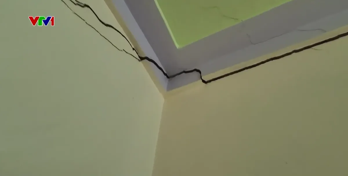 Nhiều hộ dân bị nứt nhà do thi công tỉnh lộ - Ảnh 2.