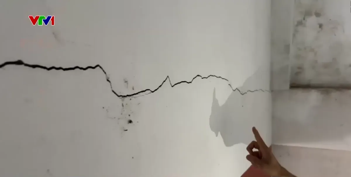 Nhiều hộ dân bị nứt nhà do thi công tỉnh lộ - Ảnh 3.