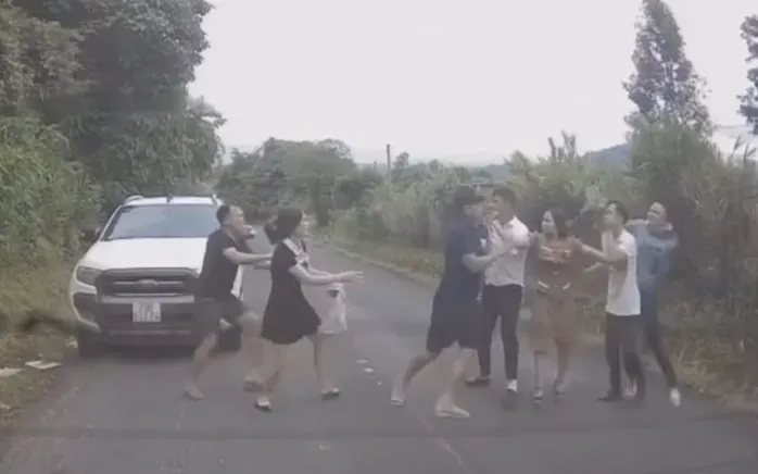 Thời điểm 5 người ẩu đả trên Quốc lộ 28 Thời điểm 5 người ẩu đả trên Quốc lộ 28