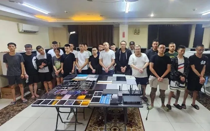 Những công dân nước ngoài bị bắt trong cuộc truy quét của cảnh sát Campuchia ngày 29/9. (Ảnh: Khmer Times) Những công dân nước ngoài bị bắt trong cuộc truy quét của cảnh sát Campuchia ngày 29/9. (Ảnh: Khmer Times)