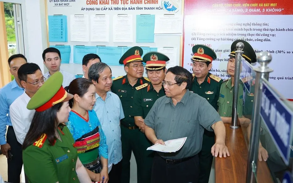 Thủ tướng kiểm tra Trung tâm Phục vụ hành chính công xã Bát Mọt ở tỉnh Thanh Hóa. Ảnh: TTXVN Thủ tướng kiểm tra Trung tâm Phục vụ hành chính công xã Bát Mọt ở tỉnh Thanh Hóa. Ảnh: TTXVN