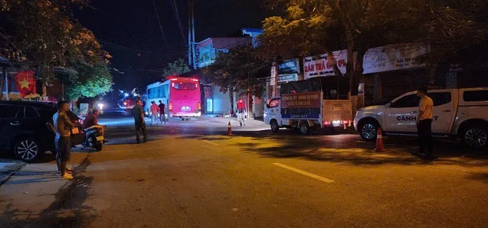 Hai thiếu niên dùng súng ná cao su bắn vỡ kính nhiều xe ô tô - Ảnh 1.