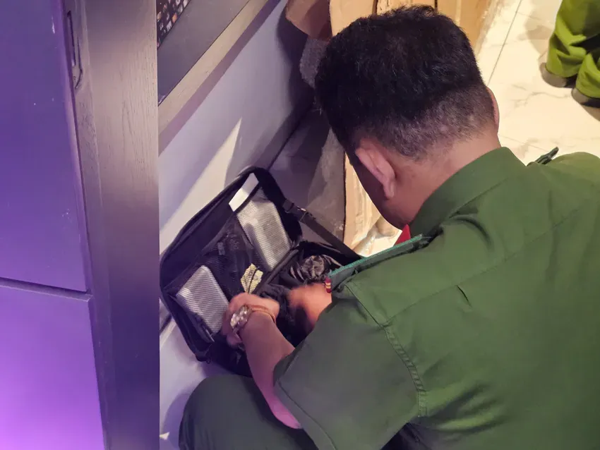 Công an khám xét nhà Ngân 98, triệu tập mẹ ruột, ca sĩ Lương Bằng Quang  - Ảnh 2.